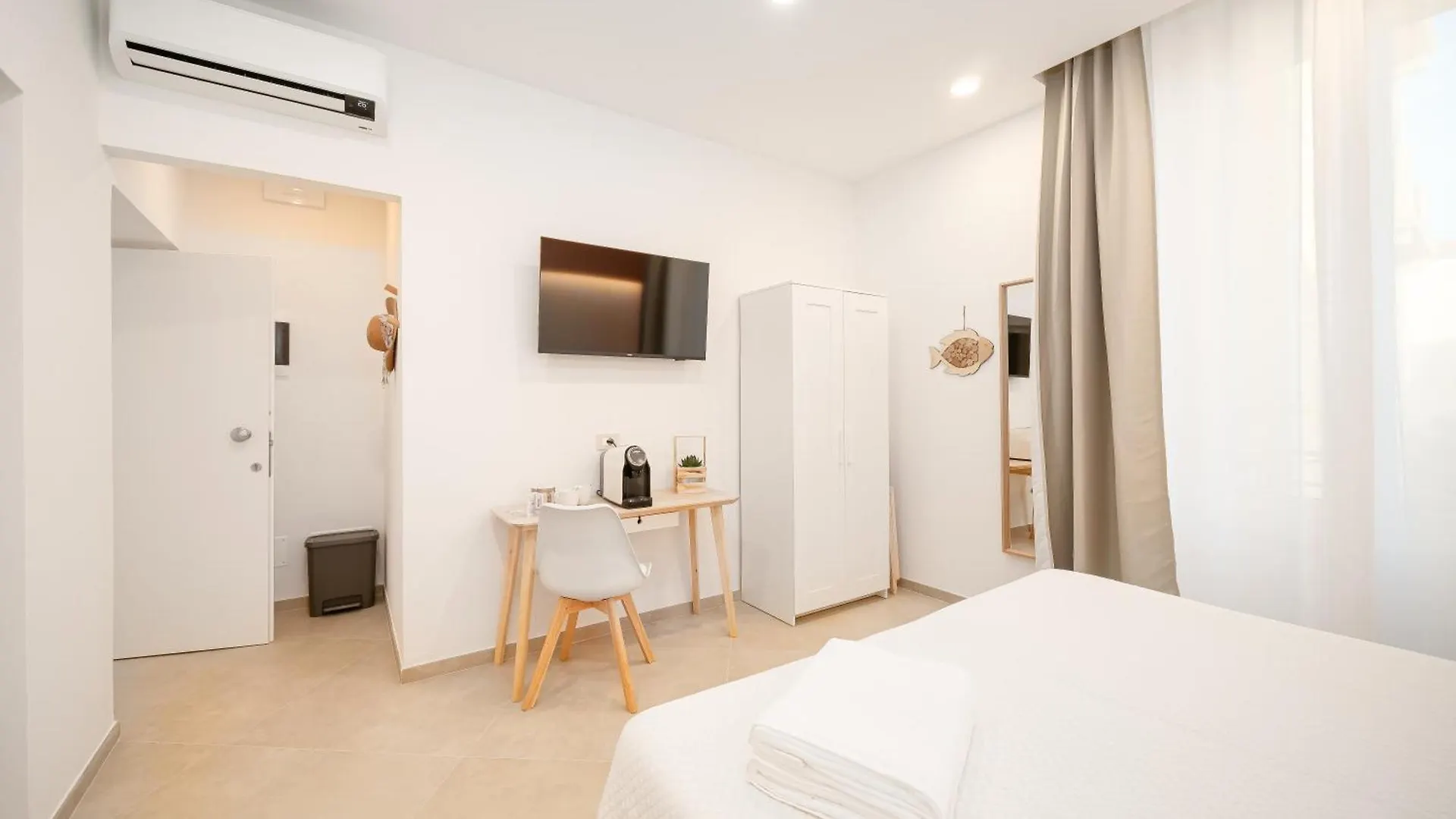 6Th Land - Rent Rooms Affittacamere La Spezia 2*,  Italy