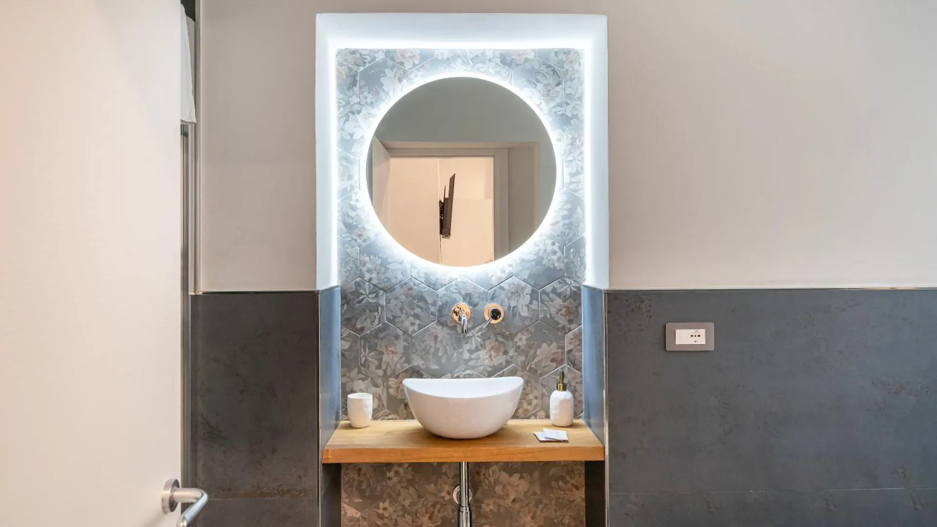 Guest house 6Th Land - Rent Rooms Affittacamere La Spezia